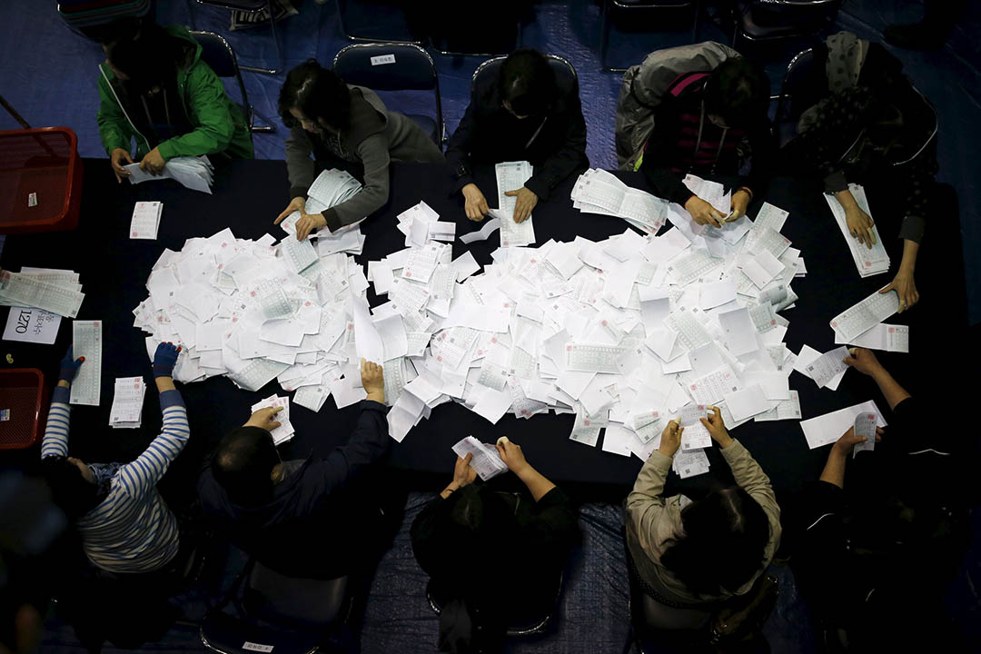 2016年4月13日，韩国首尔，选举委员会职员在票站点票。摄：Kim Hong-Ji/REUTERS