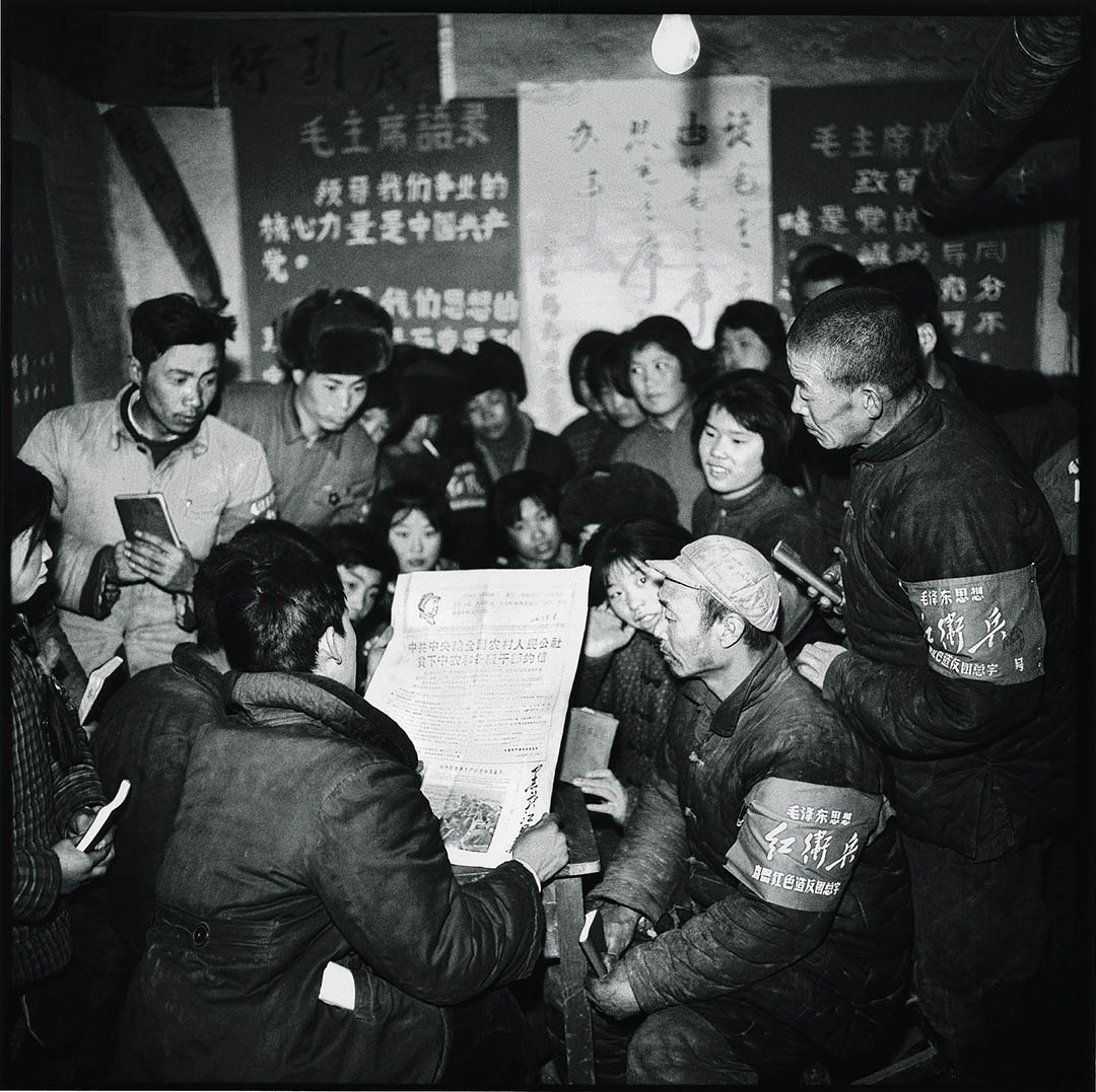 1968年，黑龙江尚志，农村的农民围在一起阅读中国共产党中央委员会发布在黑龙江日报给农民的信。