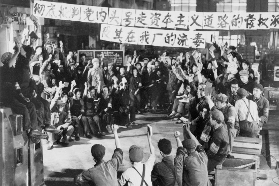 1967年年，上海，工人手持毛主席語錄，慶祝毛澤東的“無產階級文化大革命