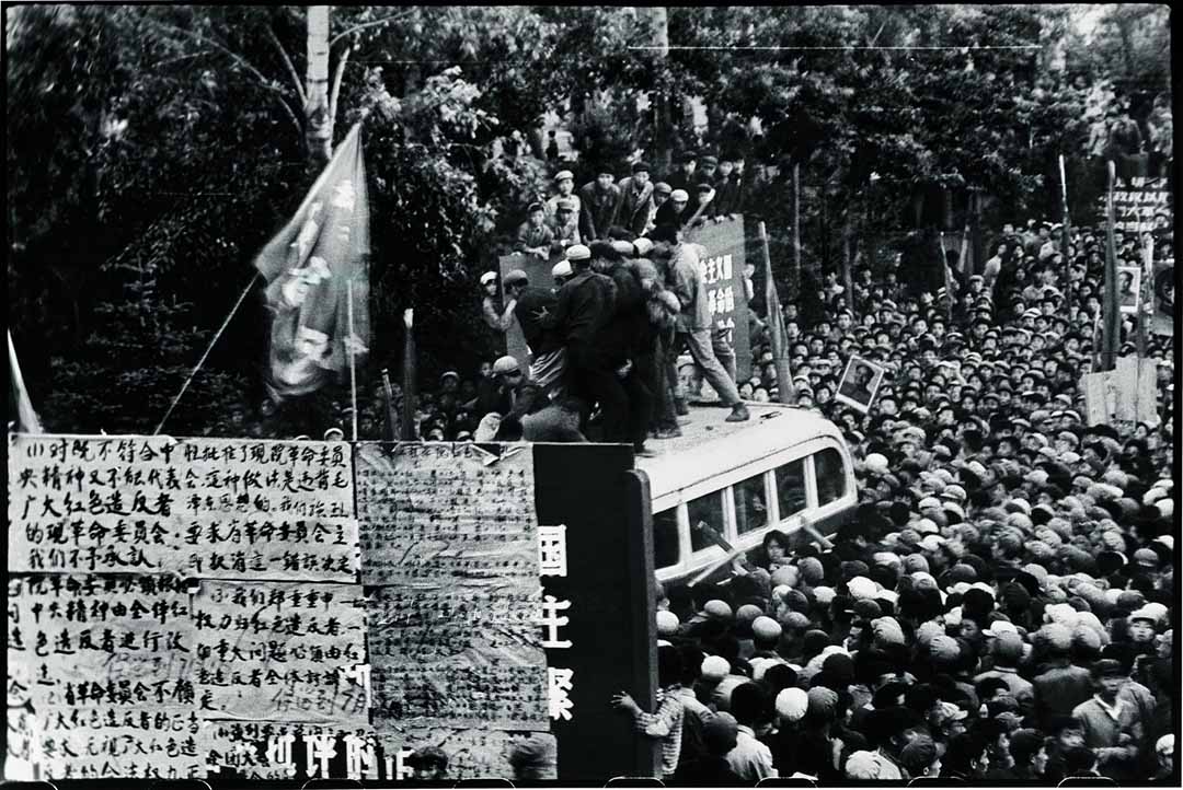 1967年6月5日，哈爾濱，兩幫紅衛兵在黑龍江革命委員會總部前為爭奪廣播巴士而打鬥。