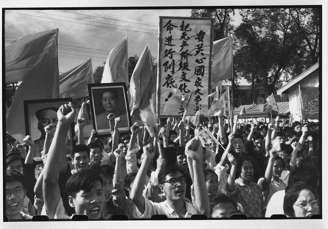 1966年8月12日， 哈尔滨工业大学数千教职员和学生到街上庆祝毛泽东与文革支持者的第一次会面。当中有人手持“要关心国家大事，要把无产阶级文化大革命进行到底”的横额。