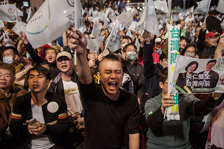 支持者在民進黨選舉總部前歡呼慶祝蔡英文當選中華民國第14任總統。