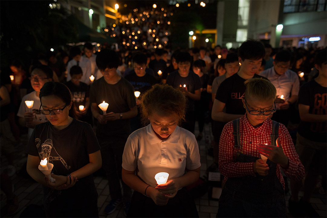 2015年6月4日，过千人参与在香港大学举行的六四烛光晚会。