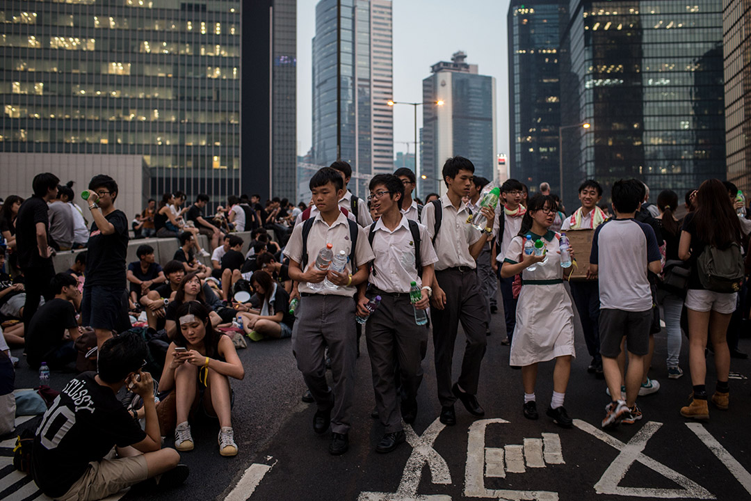 2014年9月30日，香港政府總部外，占领运动期间高中生幫忙分派水和食物。