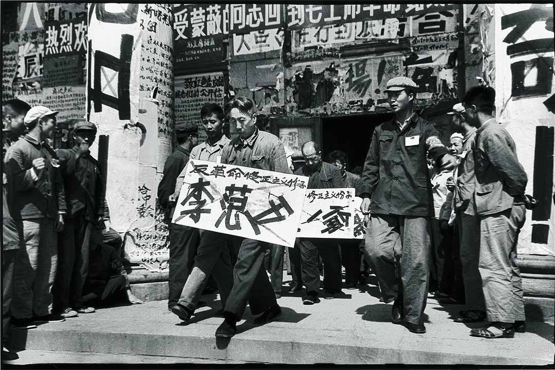 1967年4月27日，黑龙江省委领导李范五、王一伦、任仲夷（左至右）戴上牌子，被押上台。