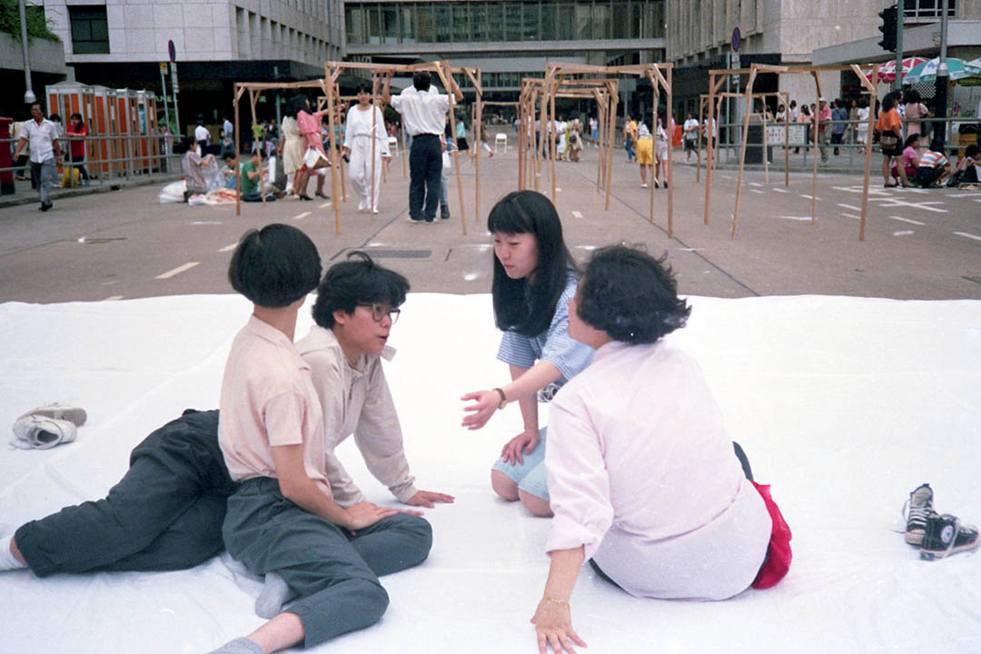 八九年五月十四日中环遮打道，进念“现在进行式：运动（一）”中“四女组  ”鲍蔼伦、冯美华、戴美玲和陈碧如。