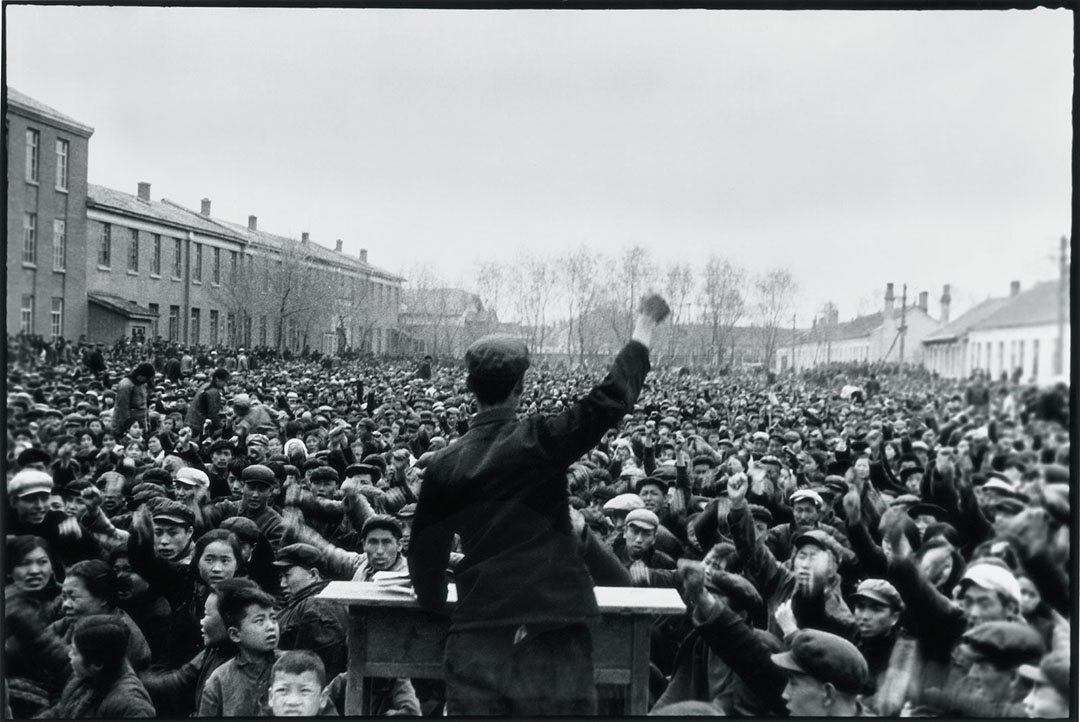 1965年5月12日，在富农和反党分子被批斗之前，黑龙江阿城区一个农民领袖带领群众叫喊口号“打倒阶级敌人”。