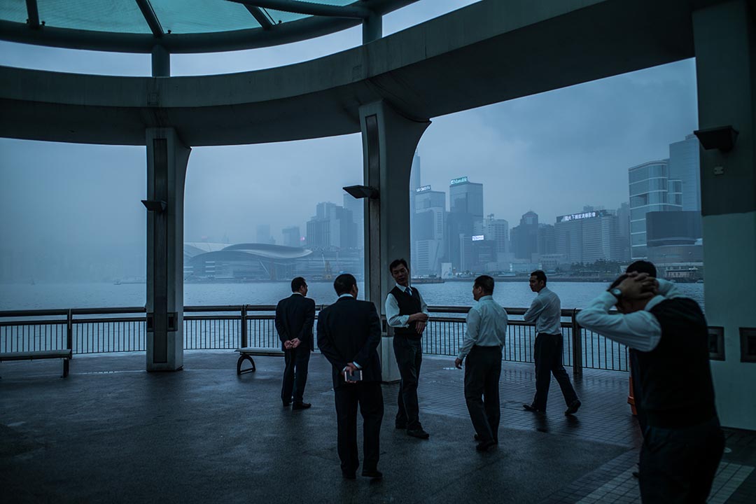 香港需维持并提高其国际平台的竞争力，进一步发展其在“一国两制”之独特强项，特别是香港在经济自由、新闻自由、资讯自由及政府廉洁透明的优势，及维护公平开放的营商环境和公正的司法制度。