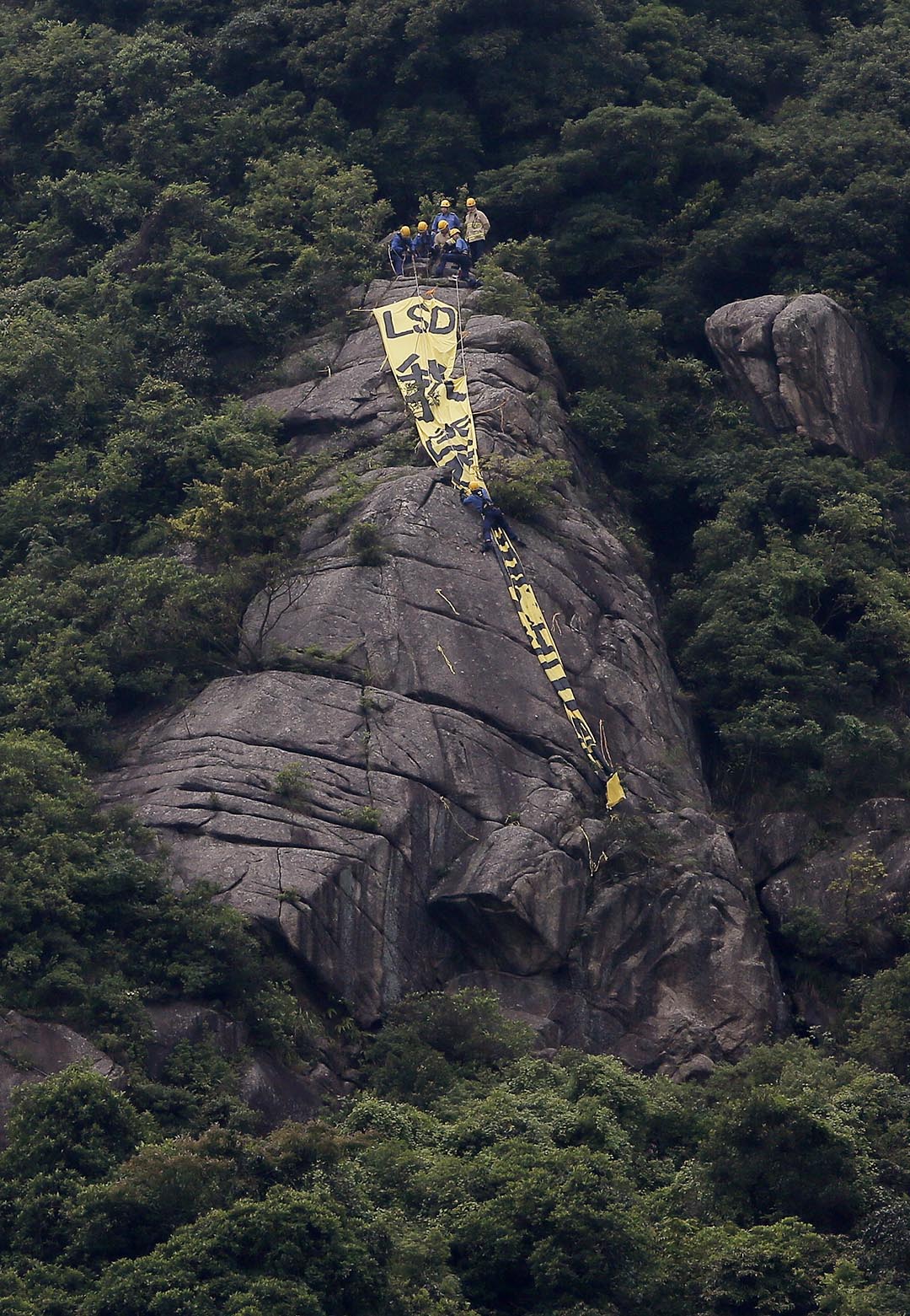 獅子山再現我要真普選直幡。