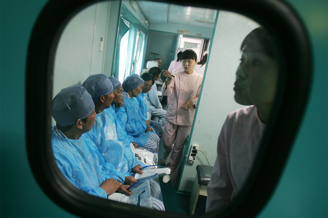 图为一群病人在等待接受白内障手术。摄：China Photos/Getty Images