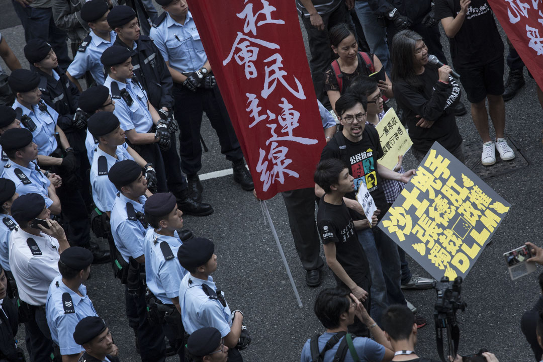 社民連計劃遊行至禮賓府向全國人大委會長張德江示威，被警方防線阻止前進。