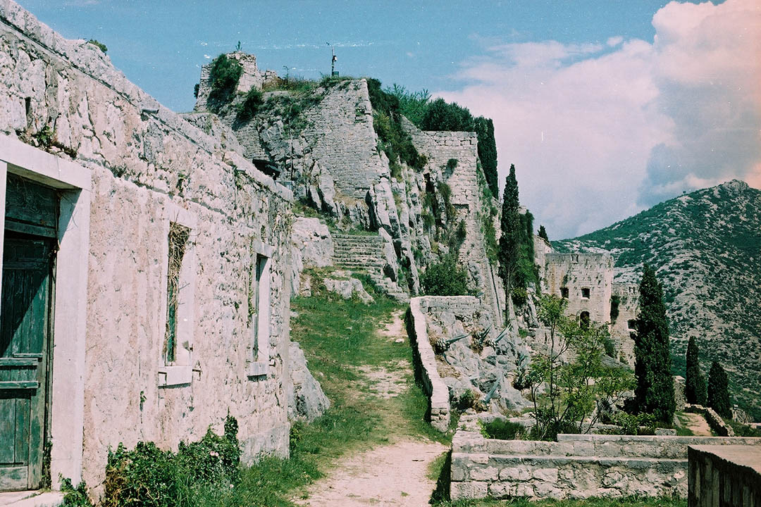 Fortress of Klis 位于亚得里亚海岸，自中世纪建成而来一直是防守重地，但在克罗地亚不断被外族入侵统治的历史中却显得份外苍白。以为今日会受惠于 Game of Thrones 于此拍摄 Meereen 古城的外景，却意外的荒芜。作者提供