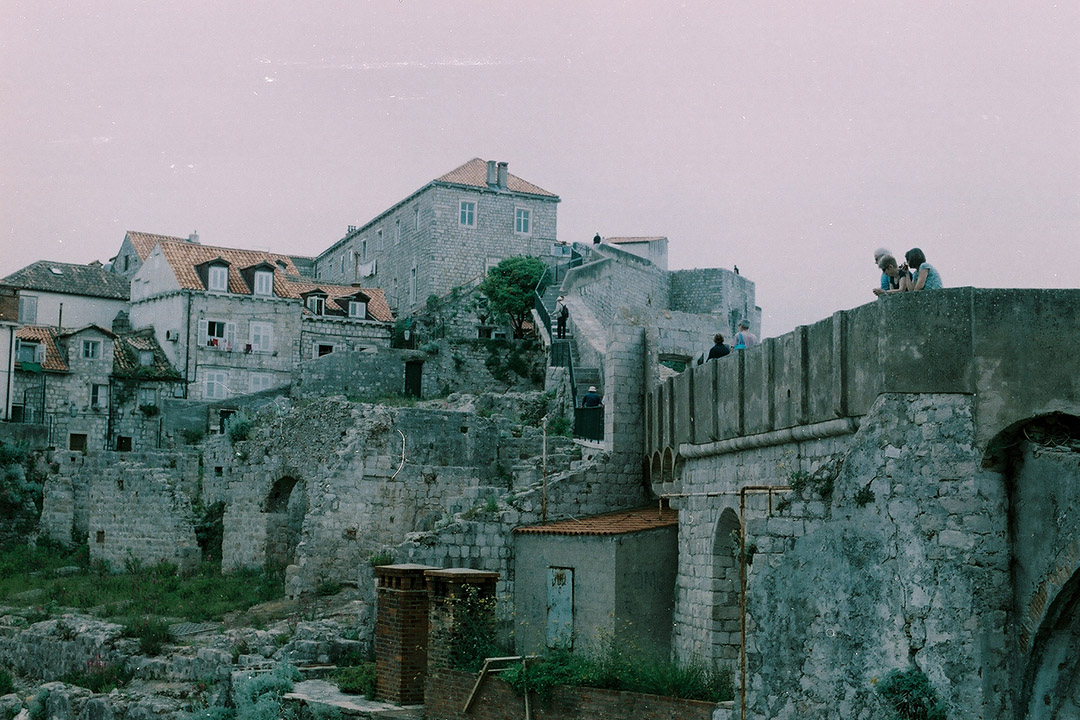 Dubrovnik 结构完整的古城墙引来 Game of Thrones 的拍摄队伍及朝圣游客，却阻挠不了1991年南斯拉夫人民军围城时的攻势。作者提供