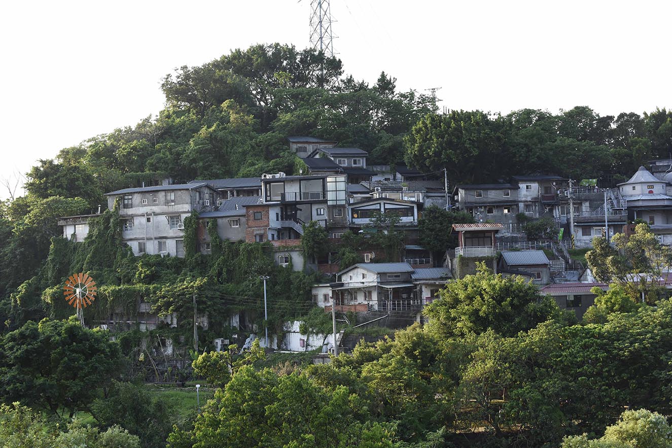 台北市影視音實驗教育機構位於寶藏巖國際藝術村。