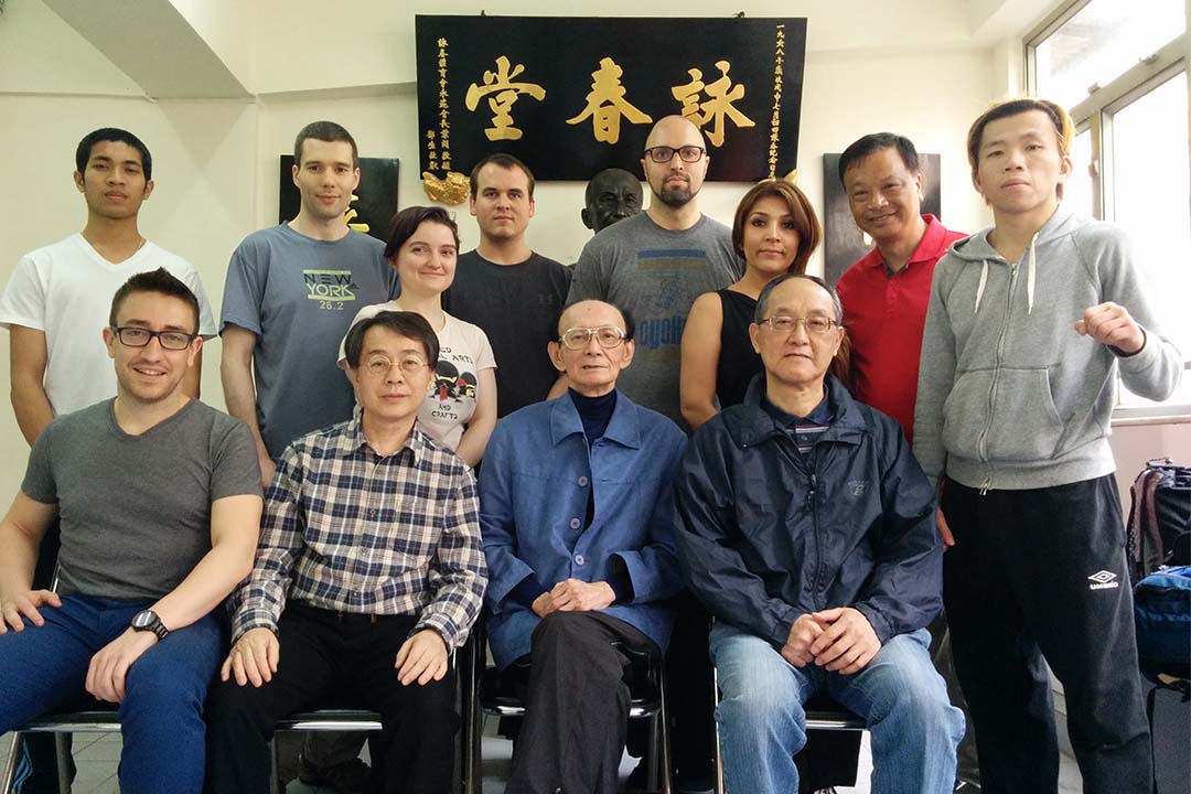 Alex Richter（前排左一）带领美国学员到香港咏春体育会，拜访跟随叶问二十年的唐祖志师傅（前排正中）。北京咏春拳学总会前年曾跟央视导演来此拍摄节目。