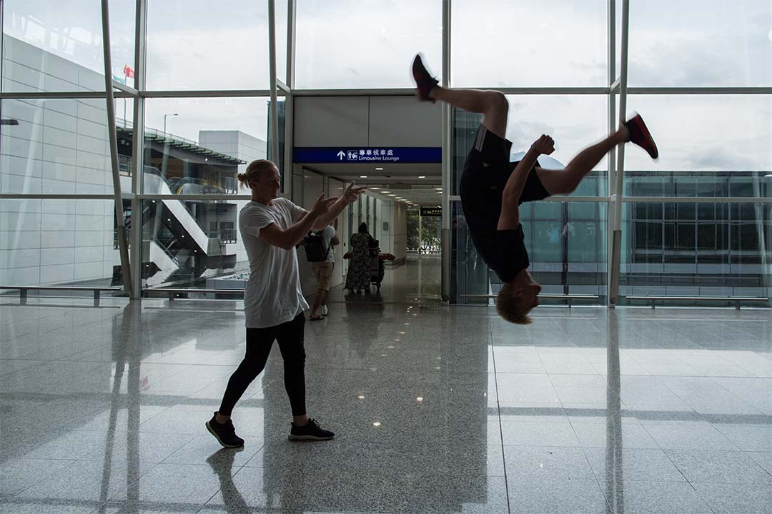 有成员展示Parkour技巧。