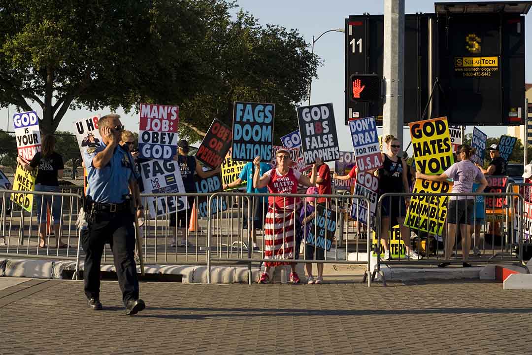 2011年8月6日，持反同性恋立场的Westboro浸信会发起示威。