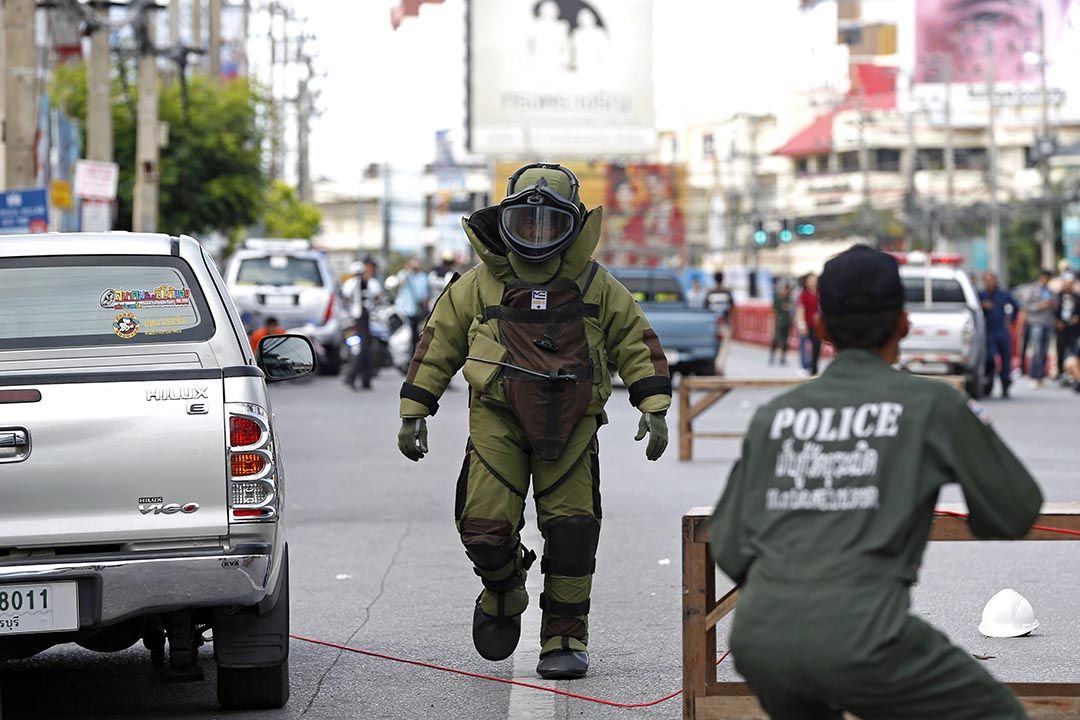 泰国警方出动拆弹小组在华欣爆炸现场进行调查。