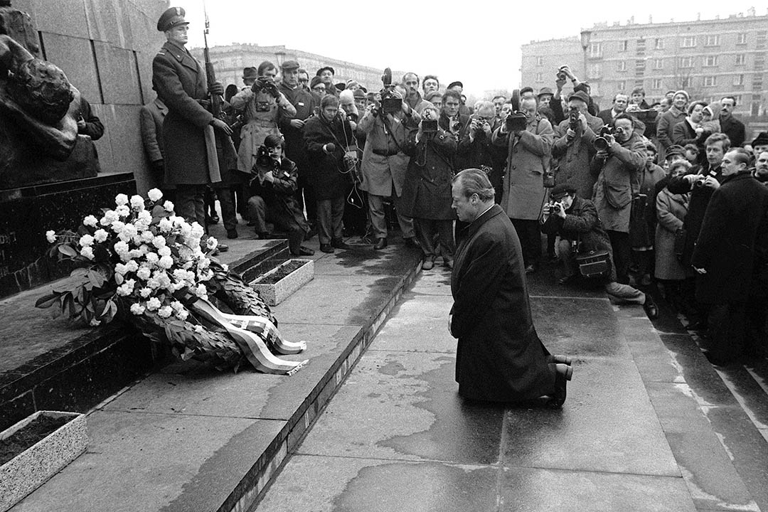 1970年12月7日，波蘭華沙猶太區，德國總理 Willy Brandt 在猶太人殉難紀念碑前下跪道歉。