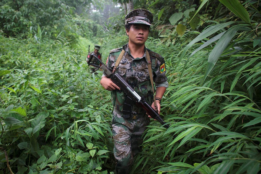 反政府少数民族武装部队在森林里巡逻。2011年，克钦邦独立国战火重燃，结束停火协议的其中一个原因是创建密松水坝，十几个村庄将会被淹没。