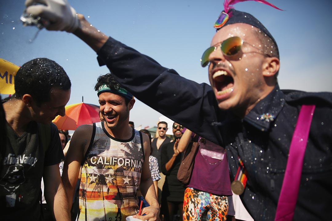 市民在里奥LGBT游行期间庆祝狂欢。