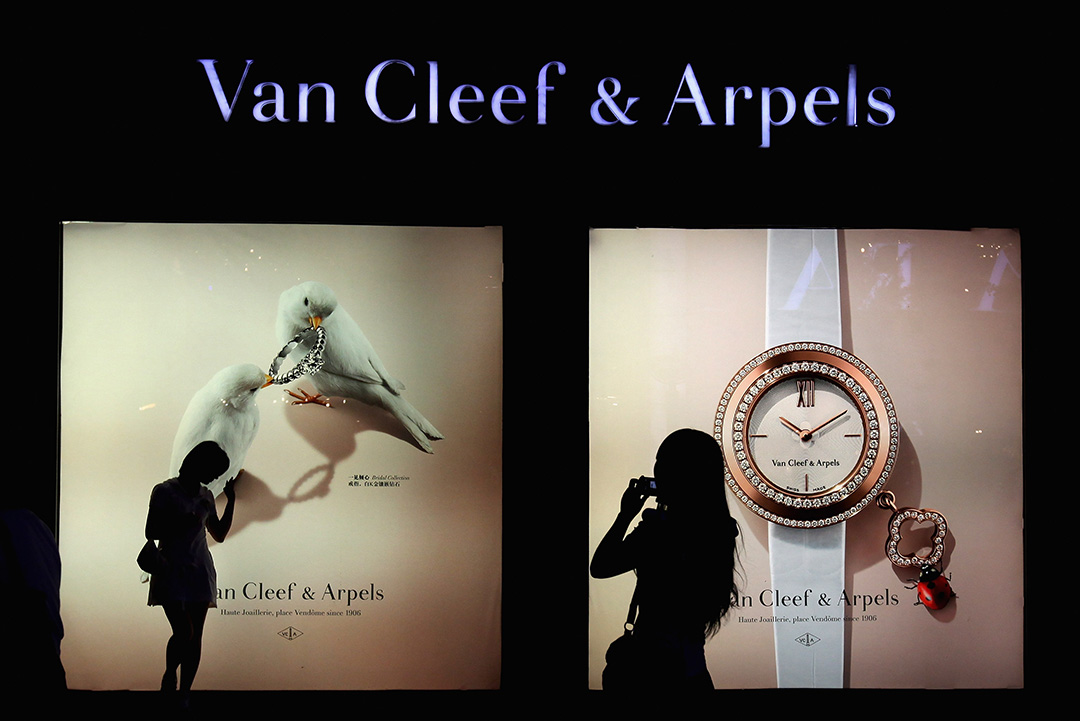 两名中国女性在北京Van Cleef & Arpels专卖店前拍照。