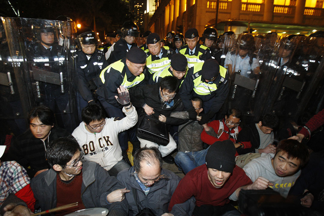 2010年1月16日，中环，反高铁示威者包围香港前立法会大楼。