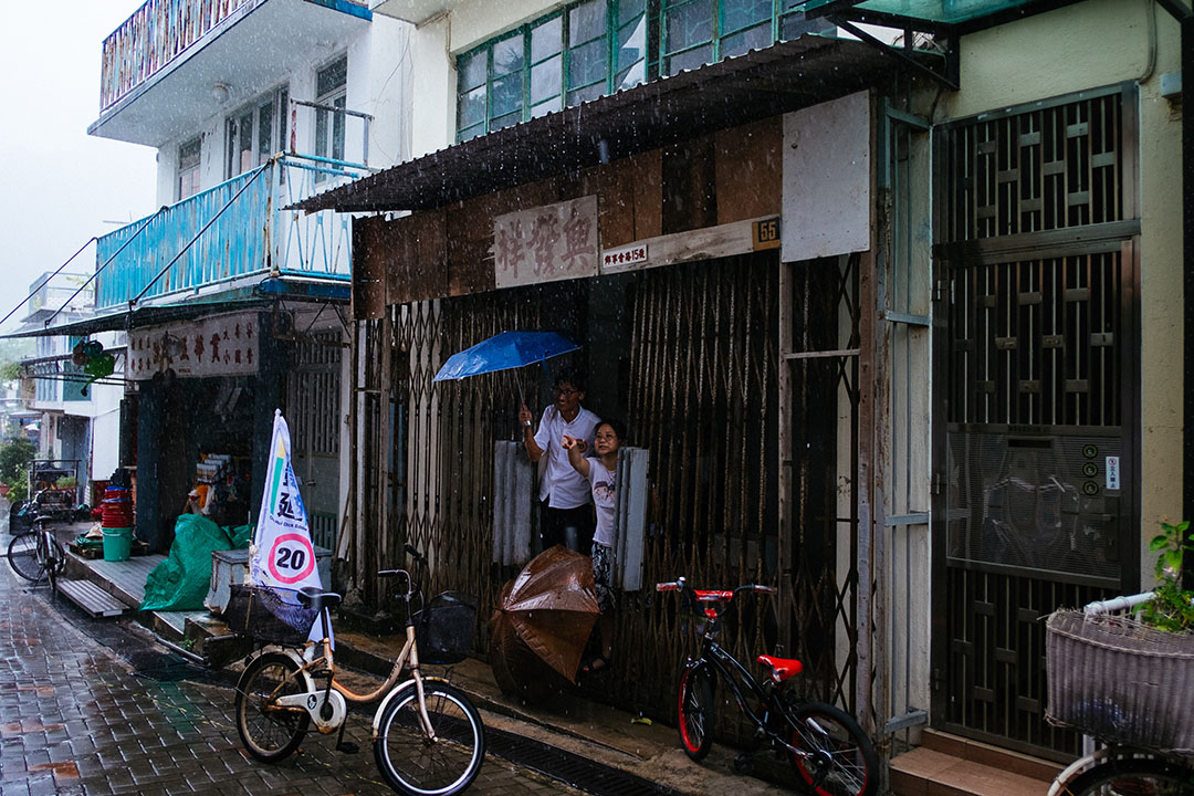 朱凯迪于梅窝拉票遇上暴雨时暂避。