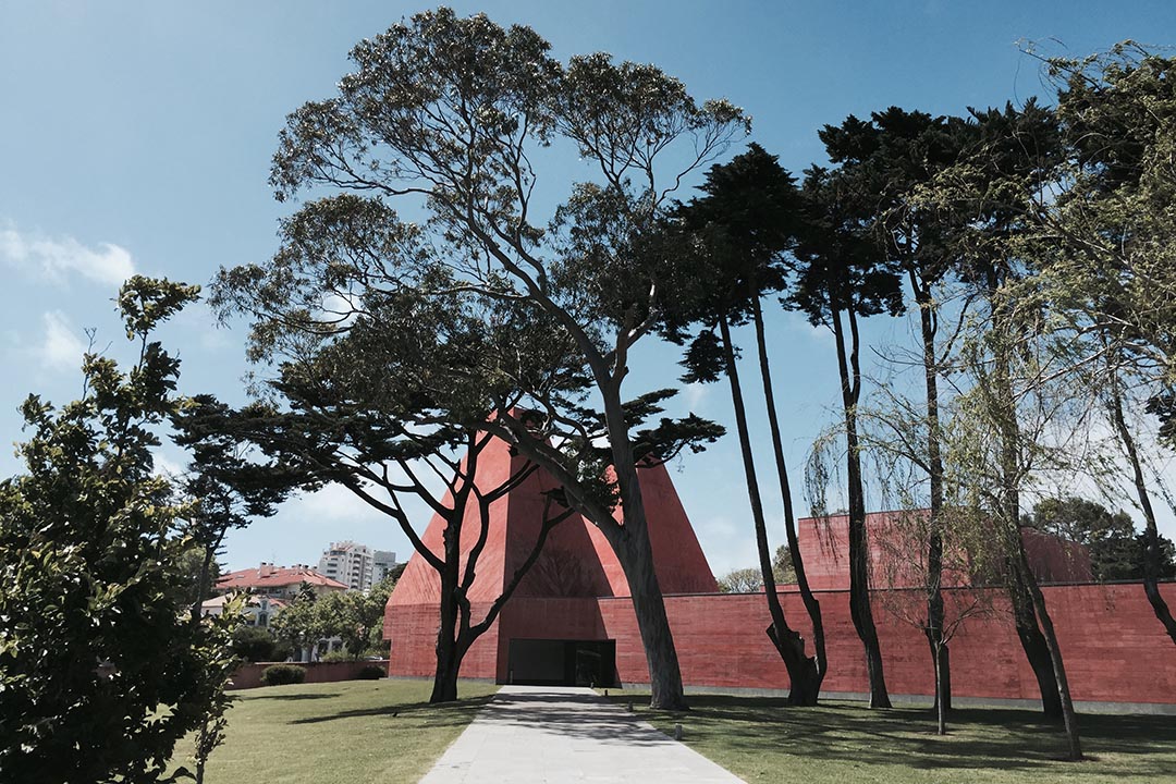 距離里斯本約一小時車程，可以前來Cascais，為葡籍女藝術家Paula Rego建設的Casa das Histórias Paula Rego，由建築師Eduardo Souto de Moura操刀，建築物沿用了當地傳統建築特色，加入現代簡約元素，兩座三角形的紅色展廳塔，溫暖有力，與四周環境配搭合宜。