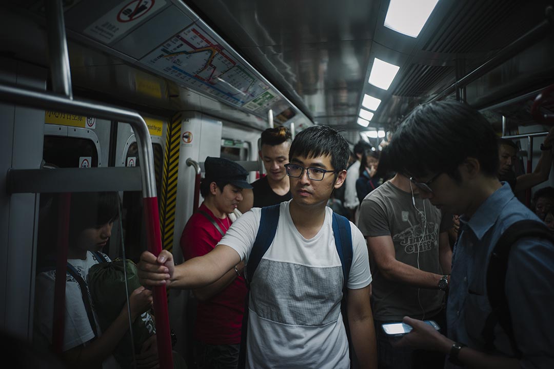 周永康乘地铁前往佛学班。