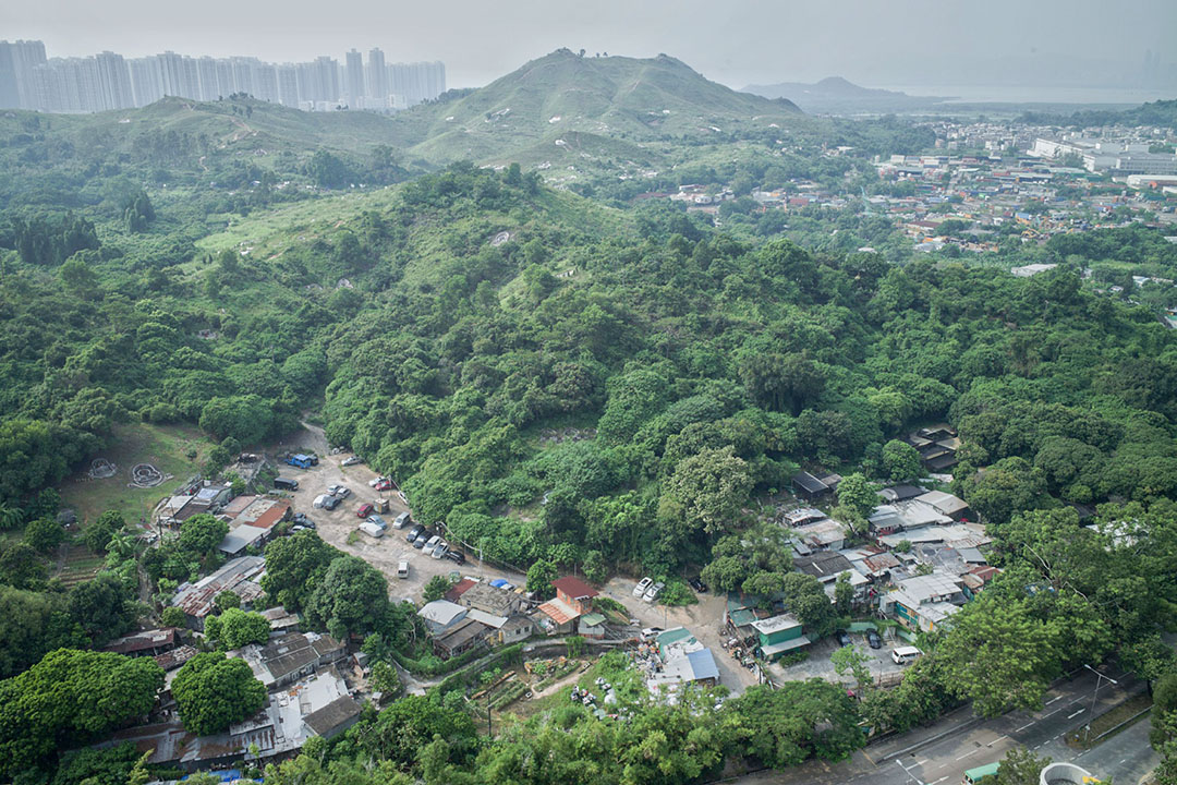 元朗朗屏邨望向横洲，图下方为3条非原居民村而在新计划中受影响的凤池村、永宁村、杨屋新村，图右上角为主要用作露天货仓的土地。