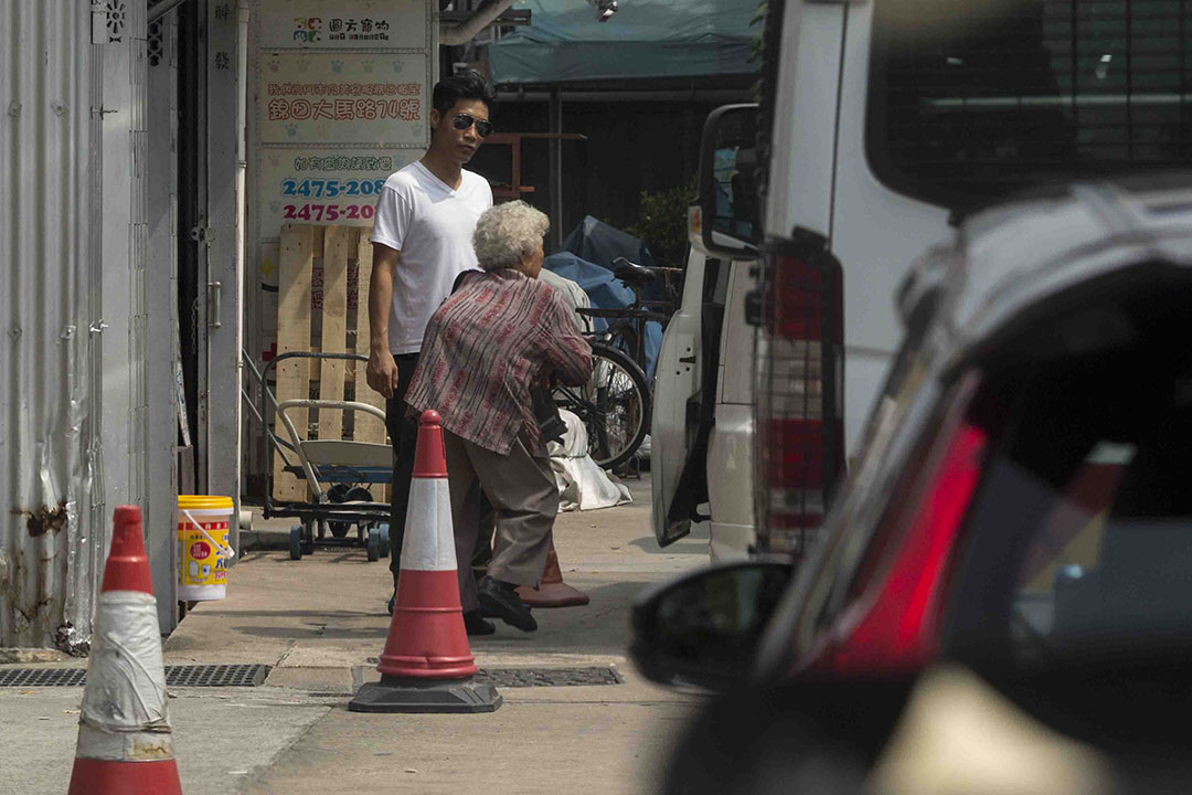 私家車多次接載選民到票站。