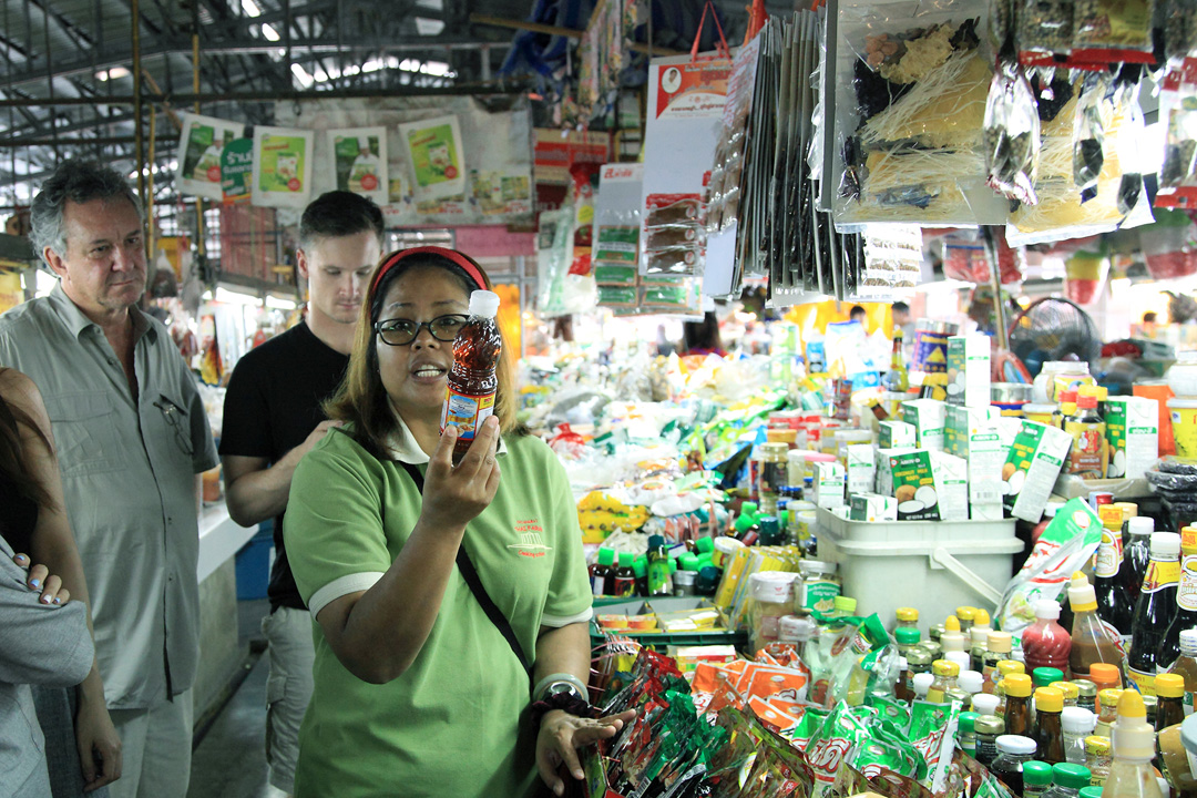 有机农庄料理学校带我们到访位于古城东北方的Ruam Chok Market。