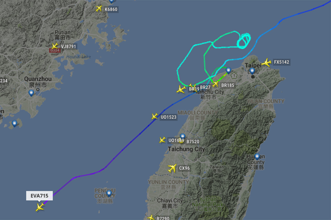 在桃園上空，基隆外海盤旋，等待降落，最終因颱風因素，飛機降落香港。