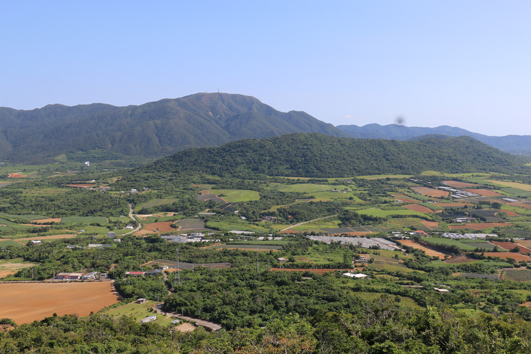 站在石垣島制高點鳥瞰早期台灣人開墾之地。