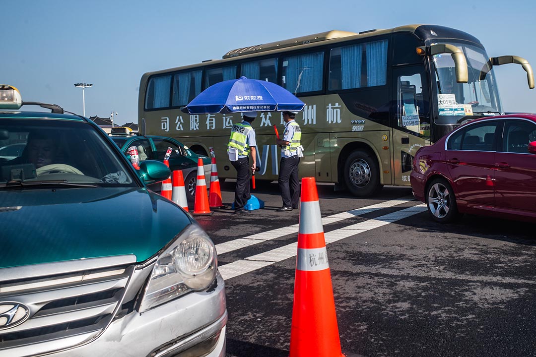 機場往市區的公路上，公安在檢查車輛。