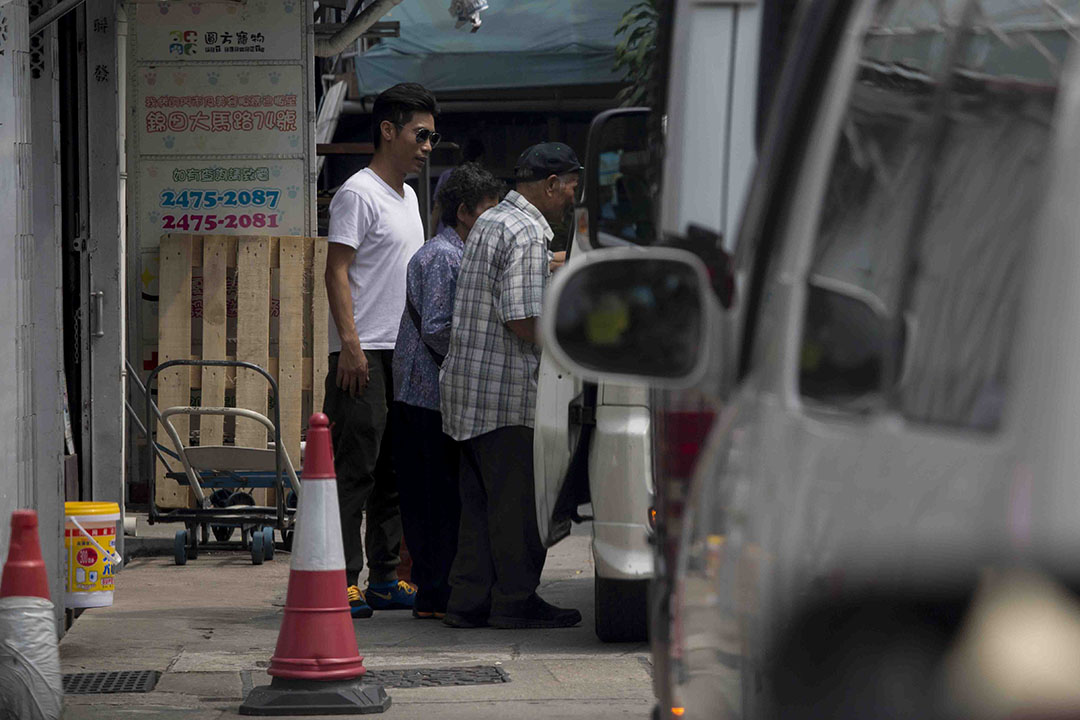 私家車多次接載選民到票站。