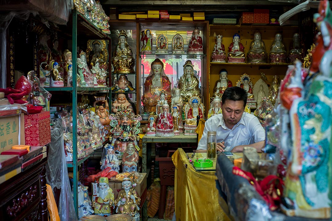 北京国子监外有喇嘛庙，也有放着各式佛像的店铺。