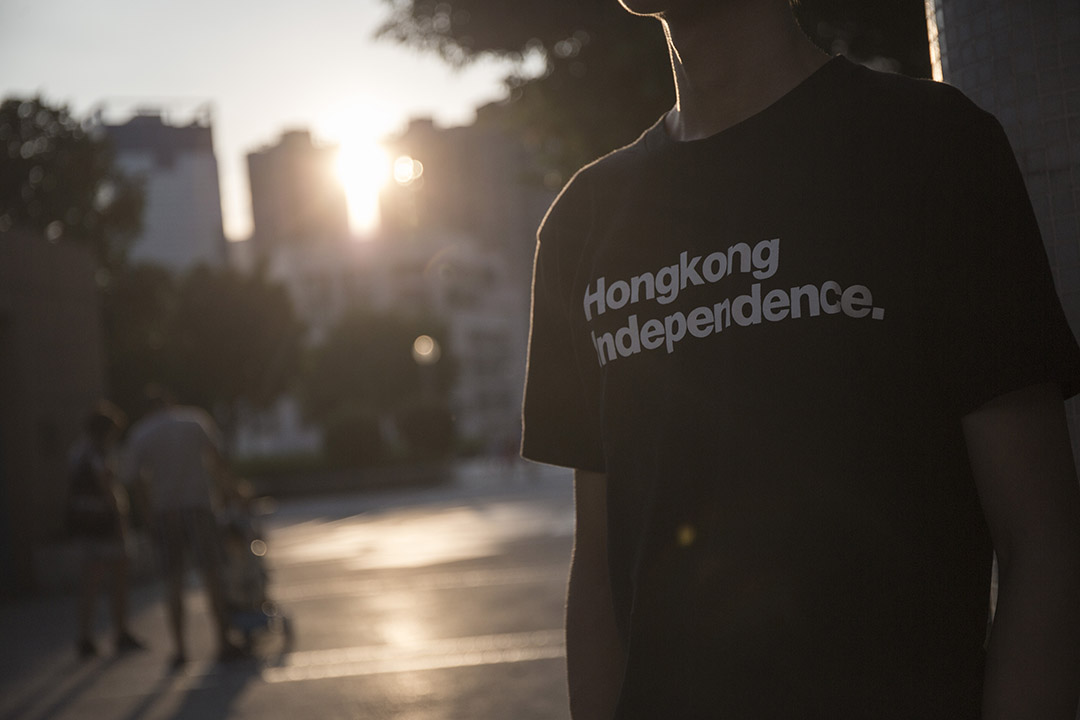 剛升讀大學的何啟亮身穿寫上「Hong Kong Independence」（香港獨立）黑色上衣。