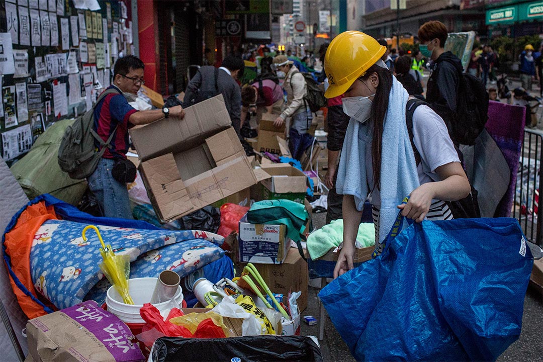 2014年10月17日，警方清晨展开清场行动后，示威者收拾物件，准备离开占领区。