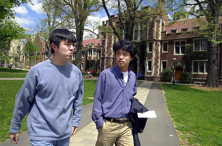 两名中国留学生走在普林斯顿大学校园里。