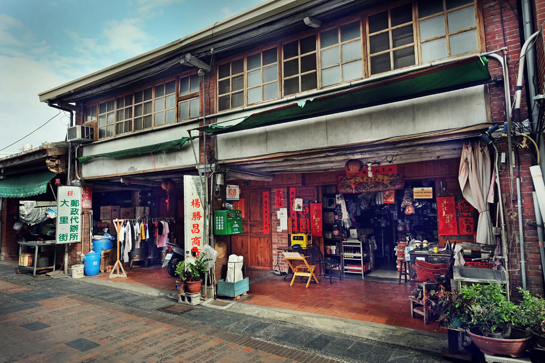 台中大里老街上的楊勝昌商店。