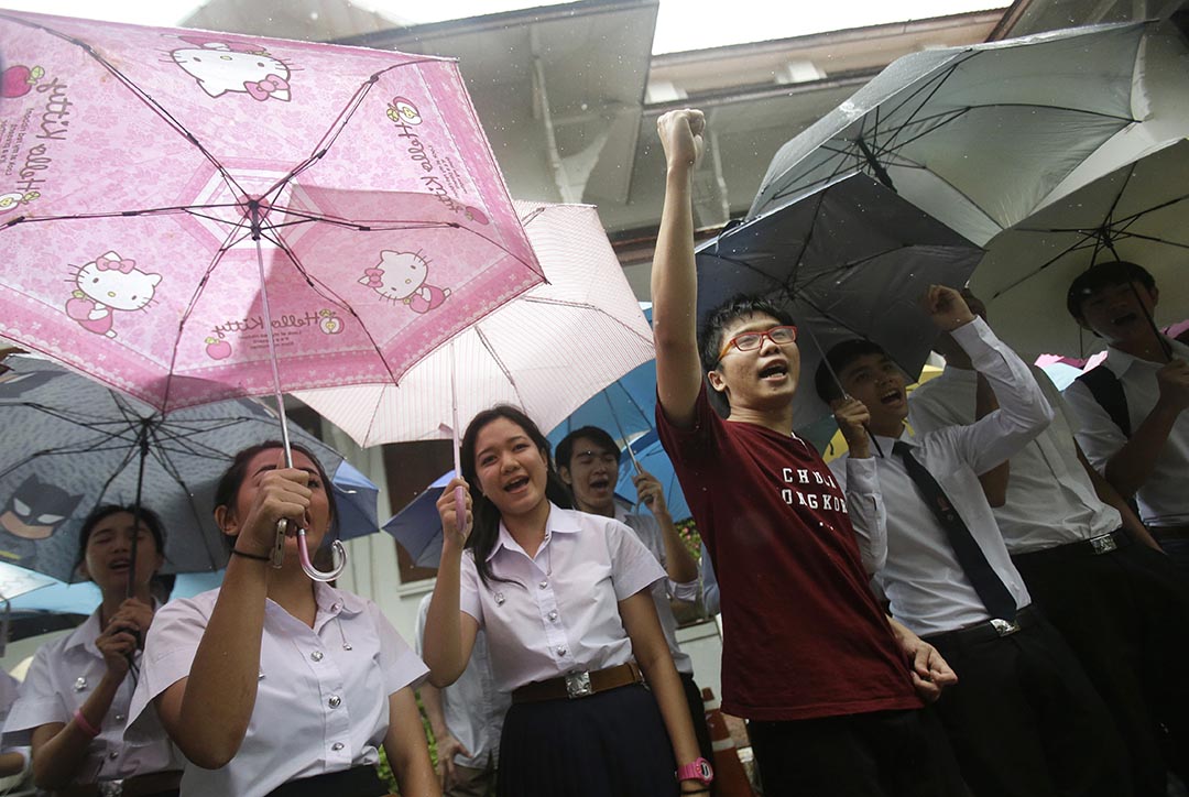 泰国学生抗议香港学生领袖黄之锋被泰国当局拒绝其入境。