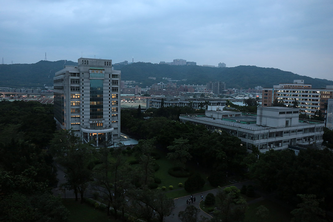 從心理系樓層望出去的輔大校景。