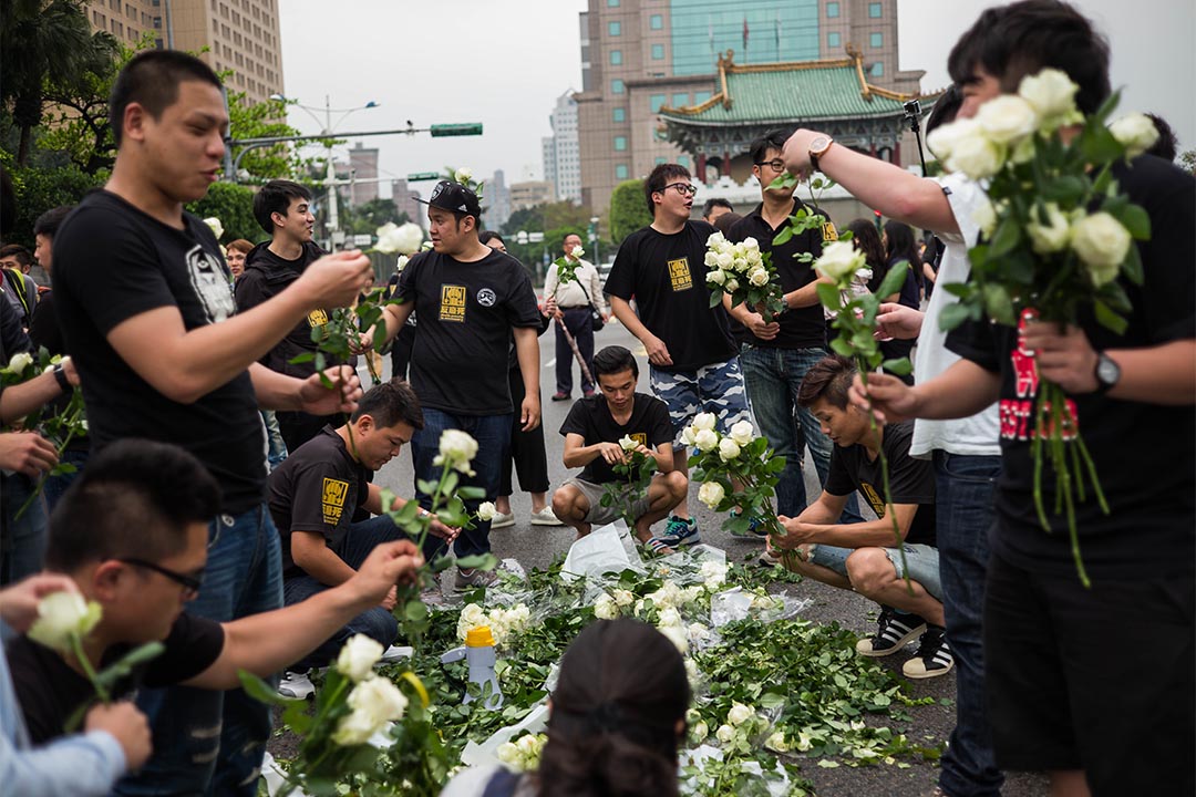 2016年4月10日，台湾，支持死刑的人士手持白玫瑰在总统府外集会。