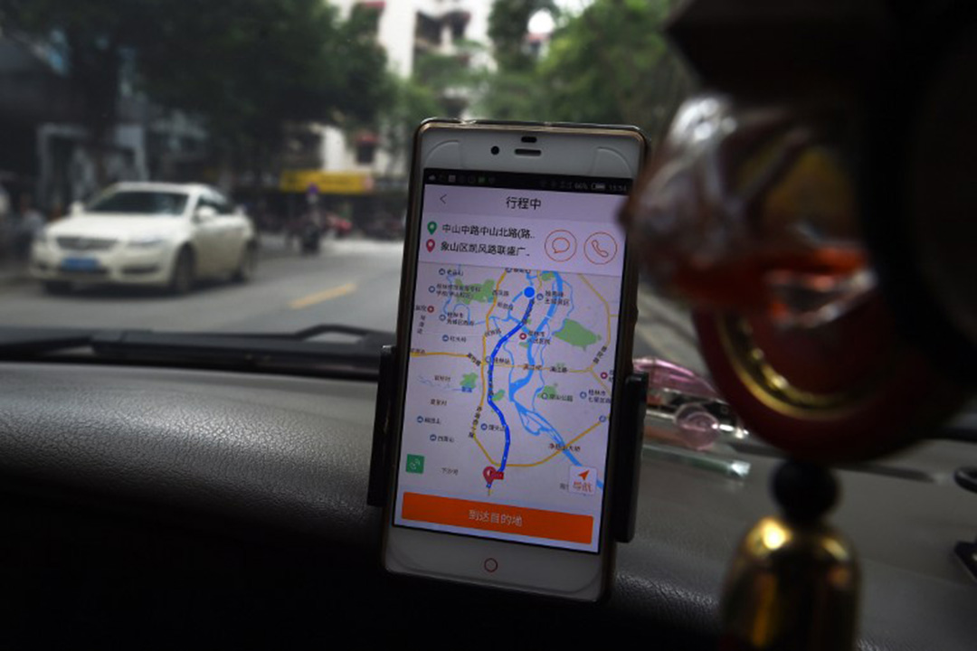 一名出租车司机在車上使用网约应用程式。