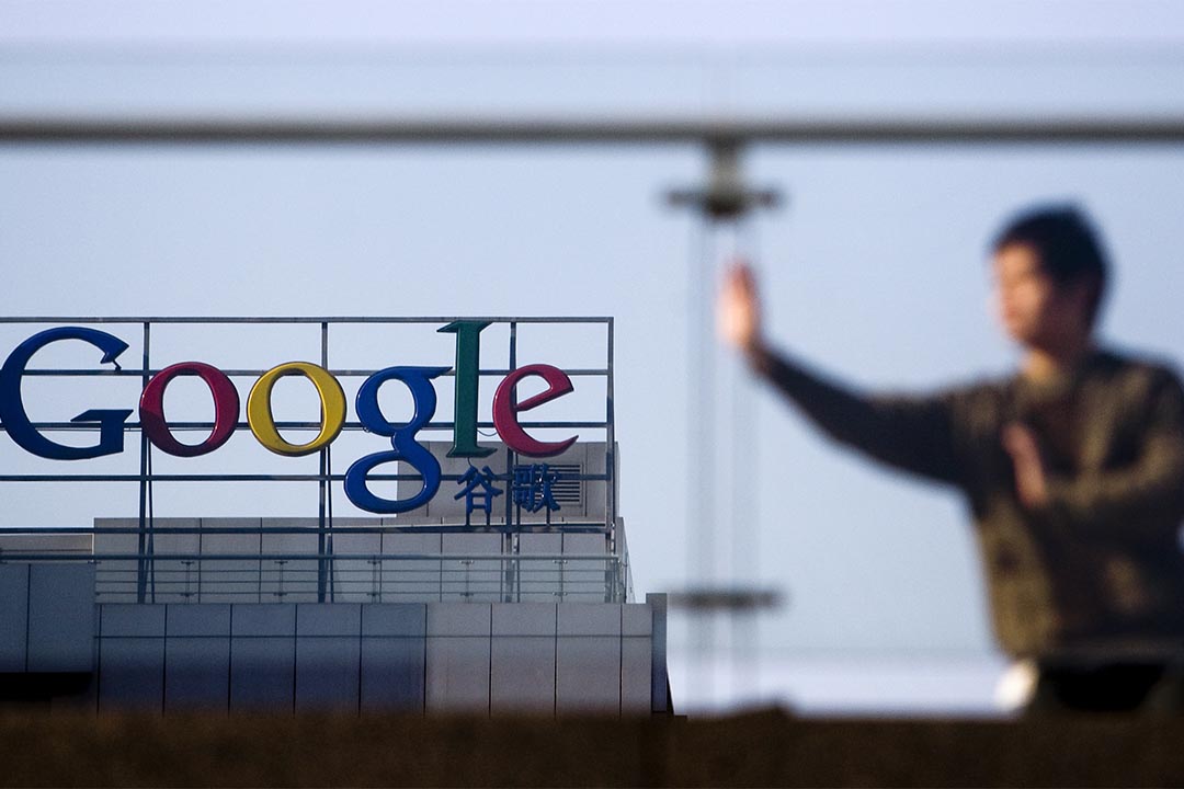 圖為2010年1月14日,中國北京,一個人在Google公司外練習太極。