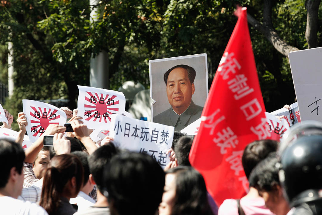 2012年9月15日，示威者拿著旗子和毛主席畫像在北京日本使館外抗議。