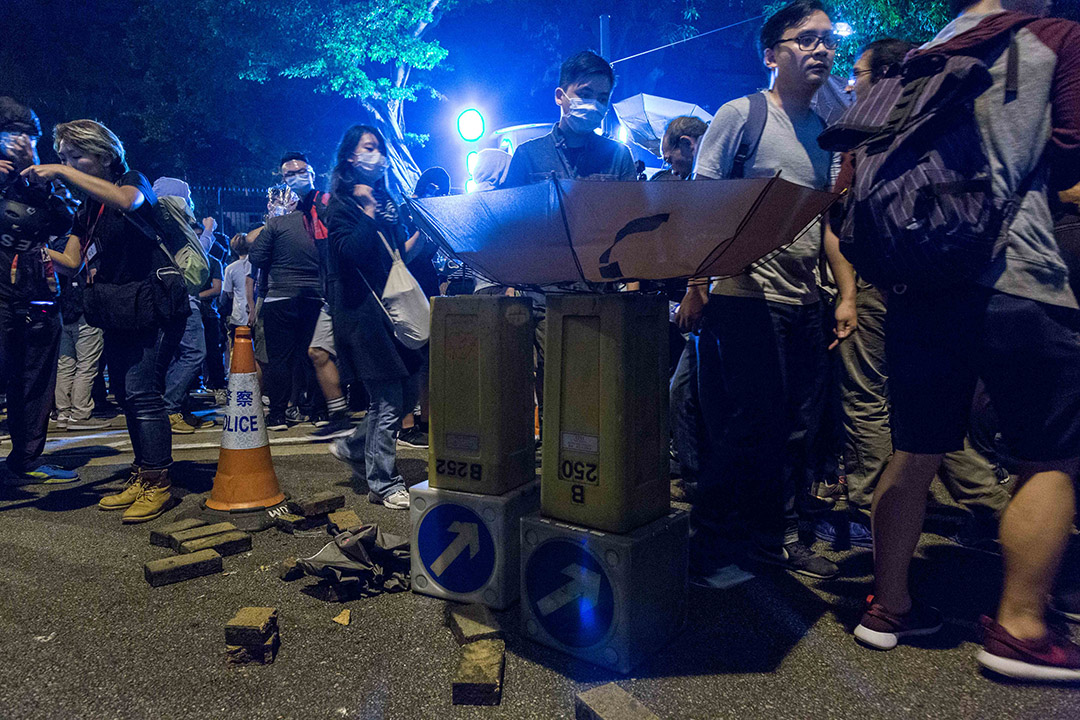 西區警署對面一間藥房附近，地上散落多塊磚頭。