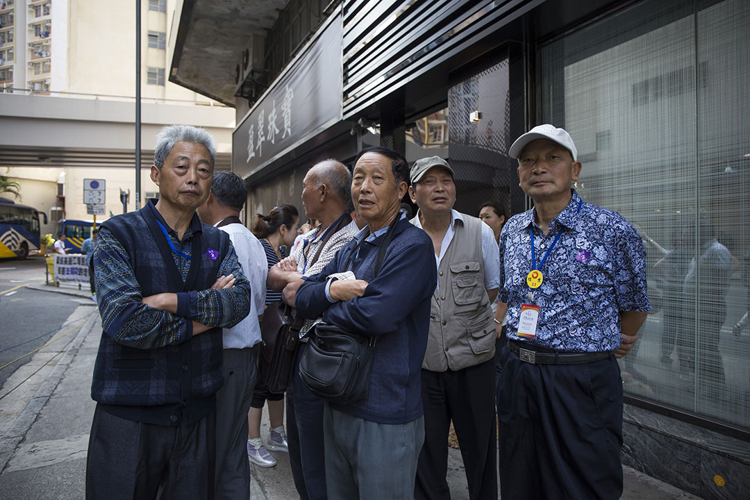 中国旅客在红磡一间珠宝店外。